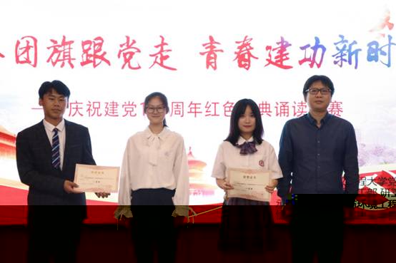 一群穿着西裝的男人站在一起描述已自動生成
